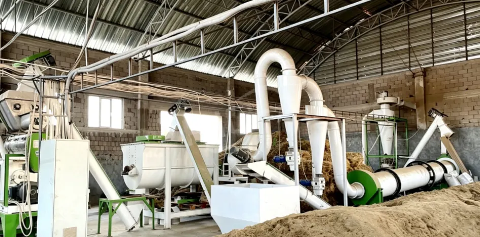 Complete cattle feed pellet production line with grass raw material for making livestock feed pellets